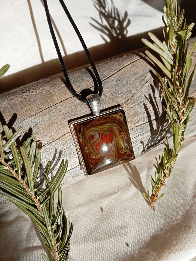 Collier carré résine marron