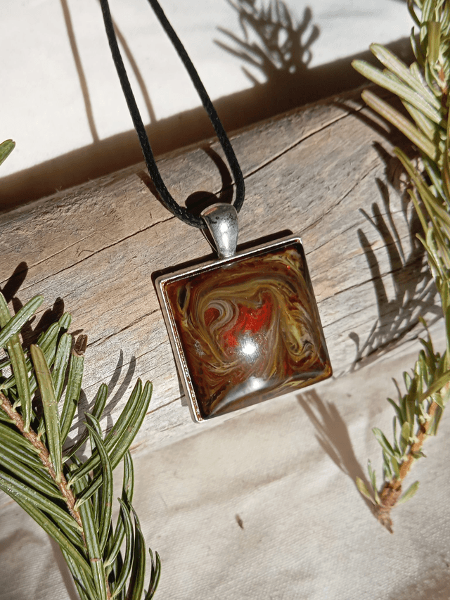 Collier carré résine marron