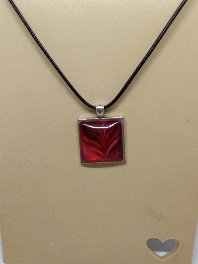 Collier carré résine rouge