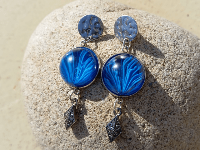 Boucles d'oreille ronde résine bleues