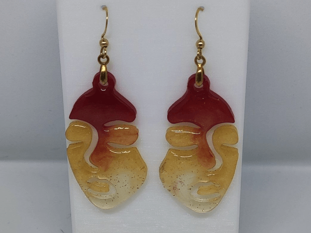 Boucles d'oreille en résine visage rouge