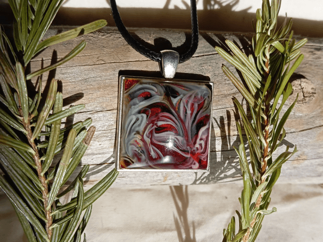 Collier carré résine rouge