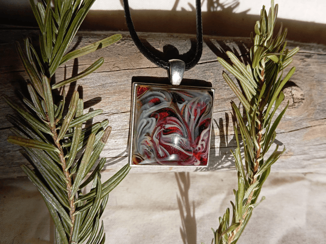 Collier carré résine rouge
