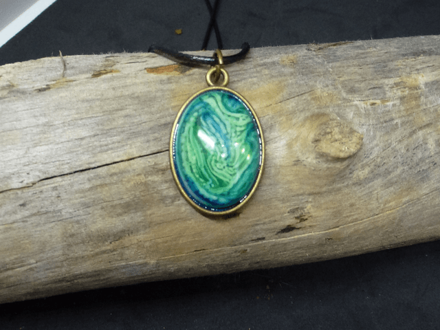 Collier ovale résine vert