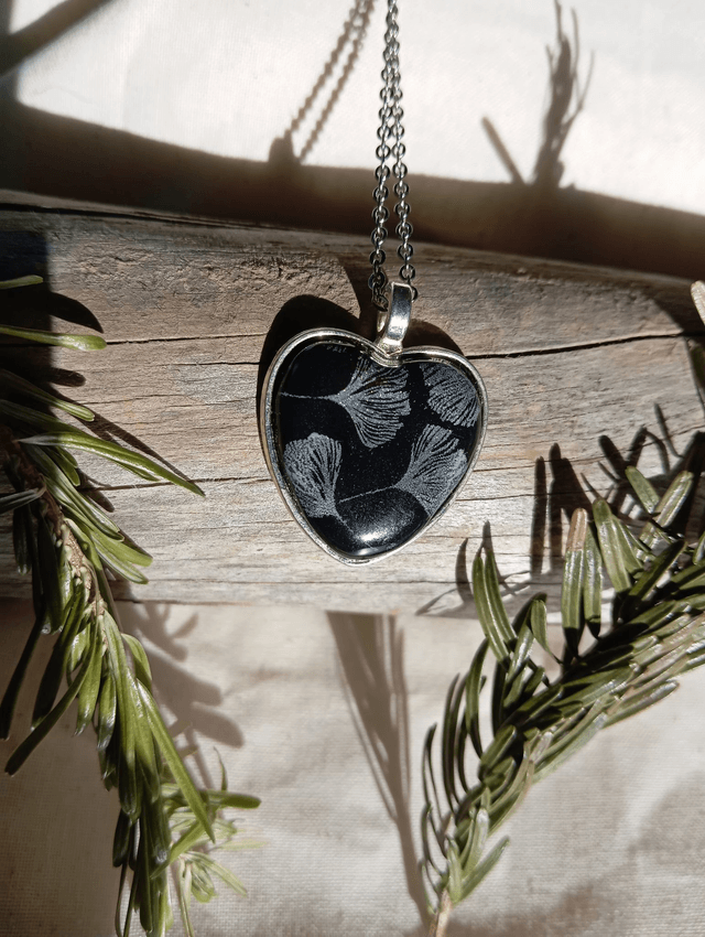 Collier coeur fimo+résine noir et argent