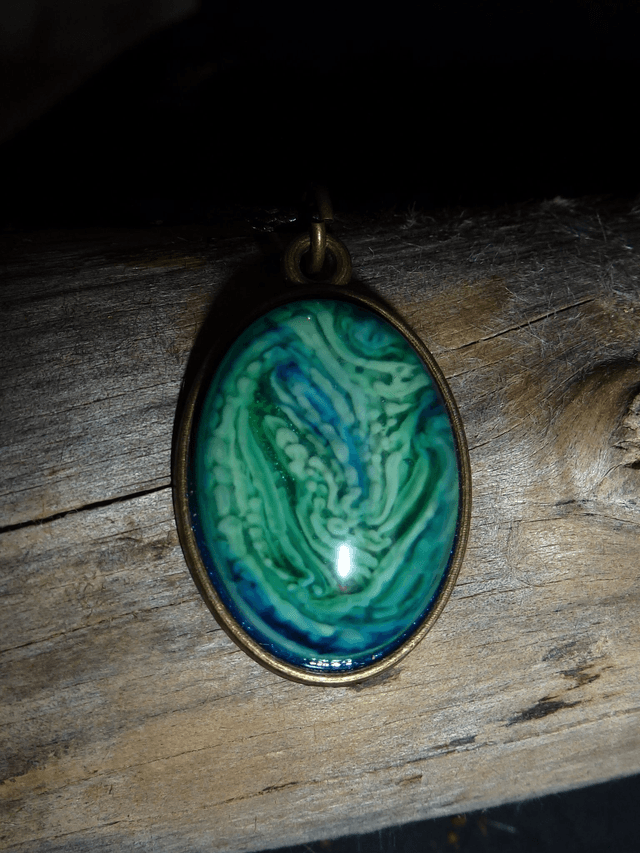 Collier ovale résine vert