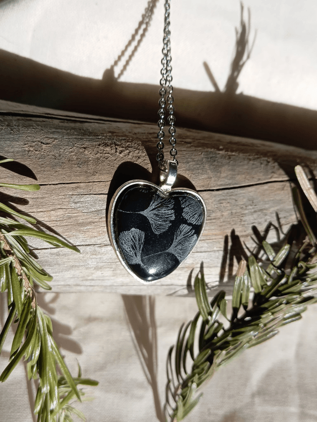 Collier coeur fimo+résine noir et argent