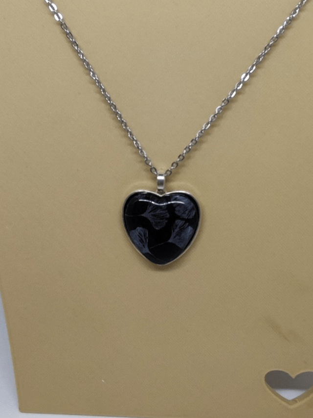 Collier coeur fimo+résine noir et argent