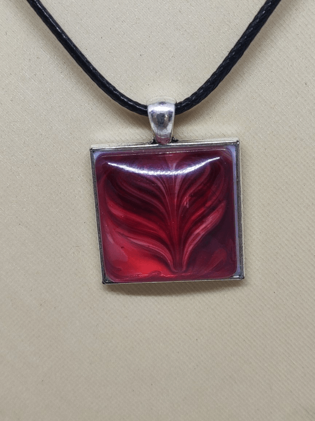 Collier carré résine rouge