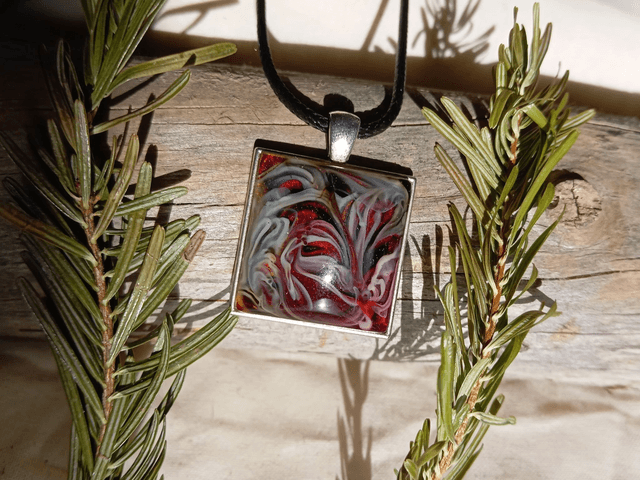 Collier carré résine rouge