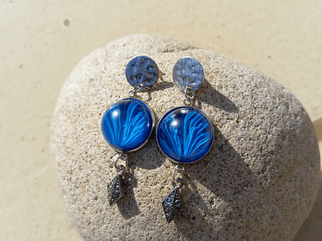 Boucles d'oreille ronde résine bleues