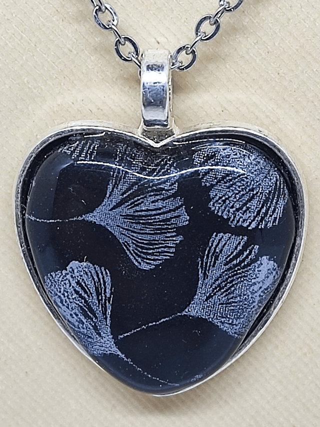Collier coeur fimo+résine noir et argent