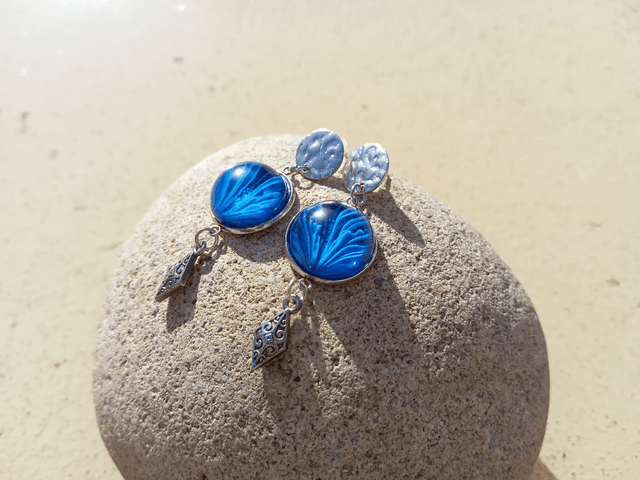 Boucles d&#039;oreille ronde résine bleues