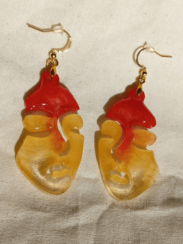Boucles d&#039;oreille en résine visage rouge