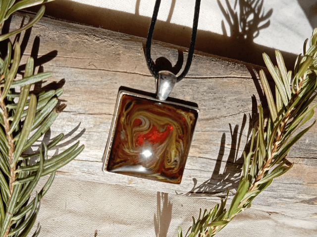 Collier carré résine marron