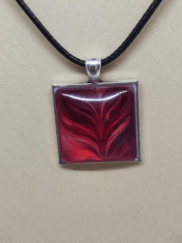 Collier carré résine rouge