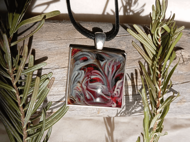 Collier carré résine rouge